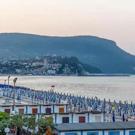 Apartment L01 - Trilocale Fronte Mare Con Privata