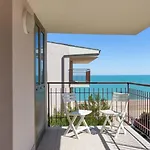 L01 - Trilocale Fronte Mare Con Privata